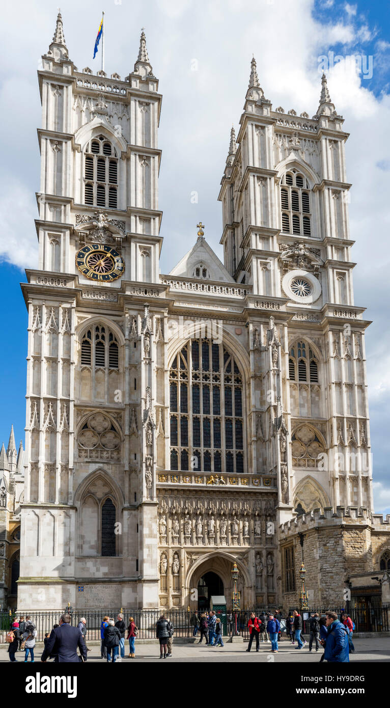 La fachada occidental de la Abadía de Westminster desde el santuario, Westminster, Londres, Inglaterra, Reino Unido. Foto de stock