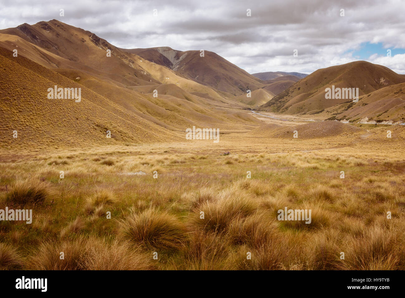 Vista del paisaje de valles y colinas en Lindis Pass, Nueva Zelanda Foto de stock