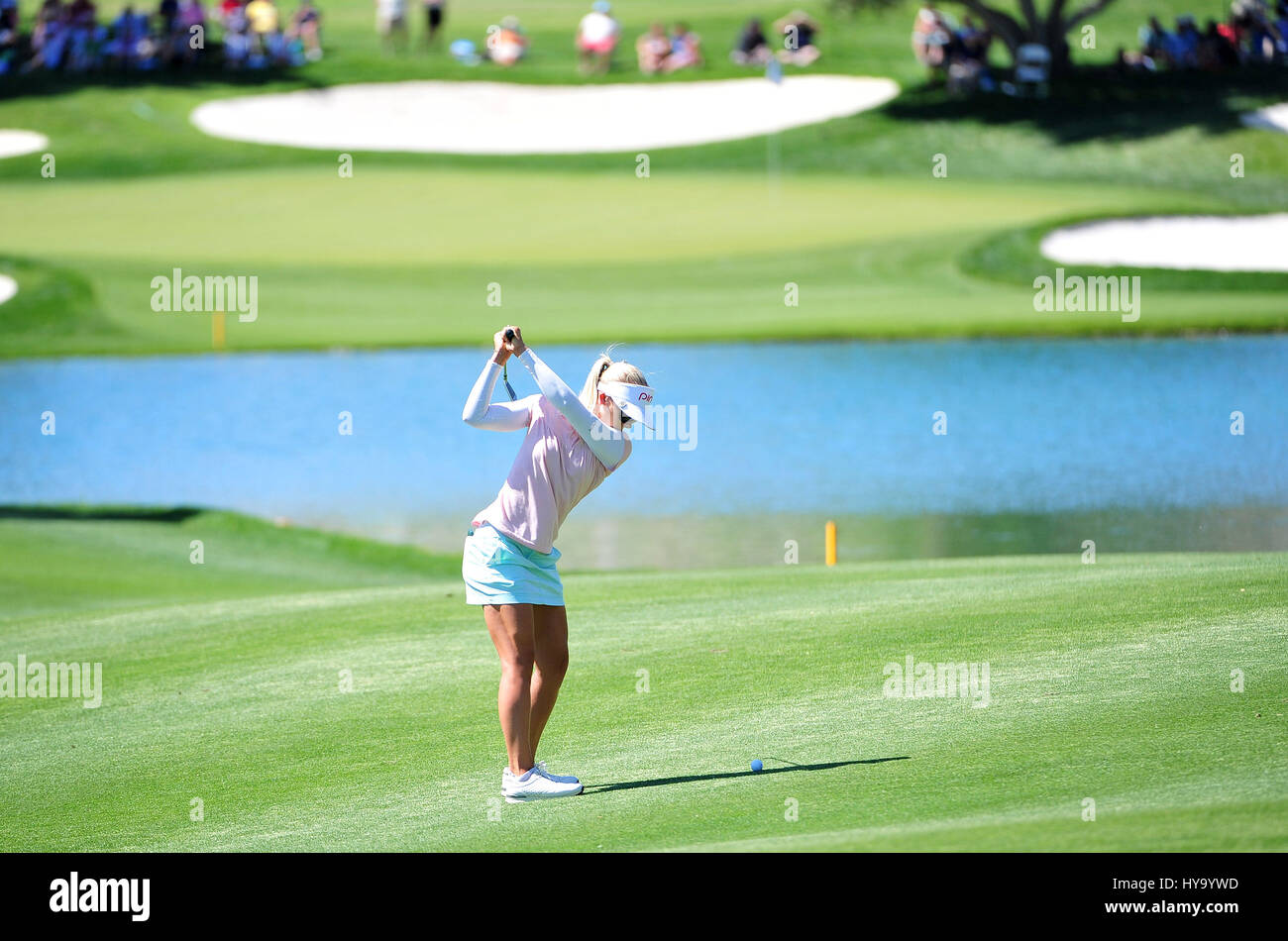 Rancho Mirage, California, USA. 2 abr, 2017. Charley Hull en el hoyo 6 durante la ronda final de la inspiración de Ana en el Dinah Shore Tournament Curso en Mission Hills Country Club de Rancho Mirage, California. John Green/CSM/Alamy Live News Foto de stock