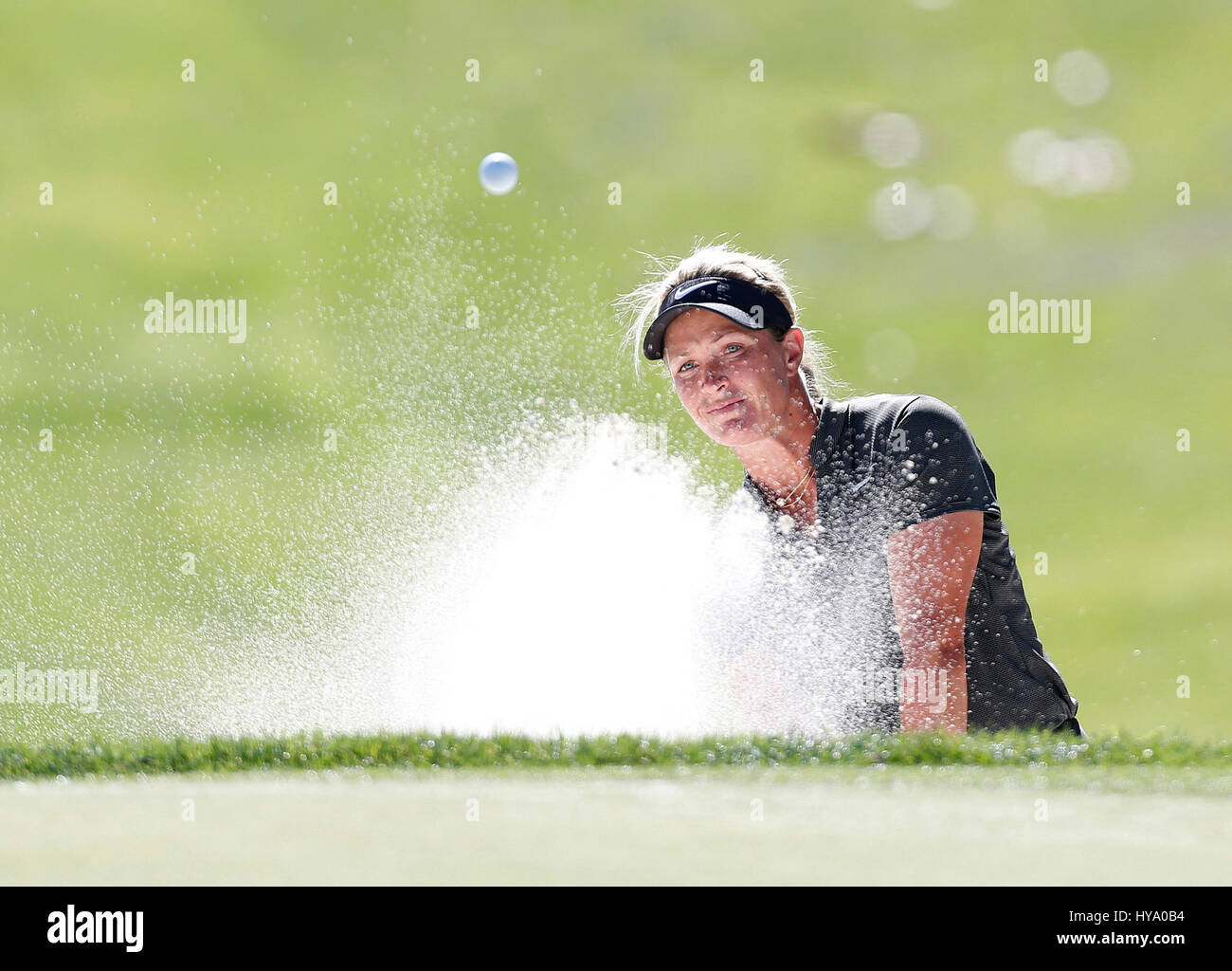 Abril 02, 2017 Suzann Petterson de Noruega hits de un búnker en el octavo hoyo durante la ronda final del 2017 ANA inspiración en el Dinah Shore Tournament Curso en Mission Hills Country Club de Rancho Mirage, California. Charles Baus/CSM Foto de stock