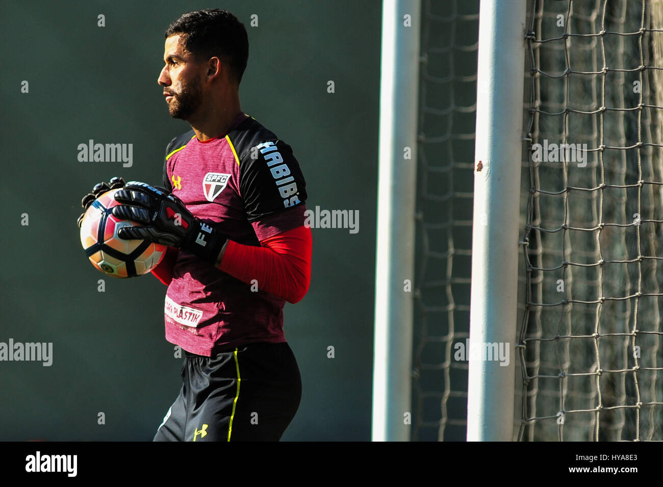 SÃO PAULO, SP 03.04.2017 TREINO SPFC Renan Ribeiro durante la