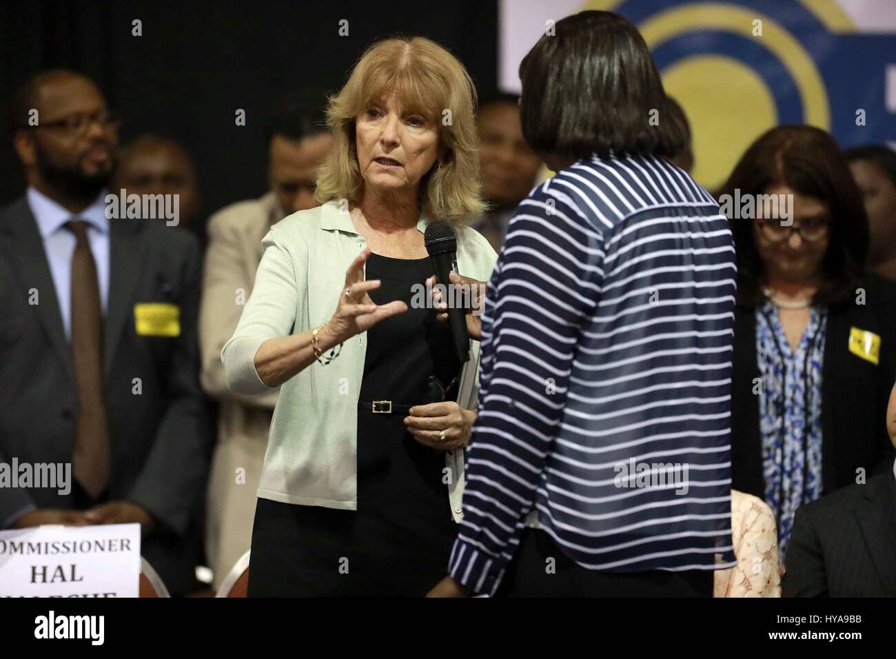 Florida, EE.UU. 3 abr, 2017. Alcalde del Condado de Palm Beach Paulette Burdick responde a una pregunta sobre la falta de vivienda durante la reunión anual de las personas que participan en los esfuerzos de la Comunidad Activa (P.E.A.C.E.) acción general en el Centro de Convenciones del Condado de Palm Beach en West Palm Beach el lunes, 3 de abril de 2017. Una gran multitud asistió a mostrar su preocupación acerca de la falta de vivienda, la juventud, las detenciones y los identificadores y las deportaciones. Crédito: R. Bruce Bennett/El Palm Beach Post/Zuma alambre/Alamy Live News Foto de stock