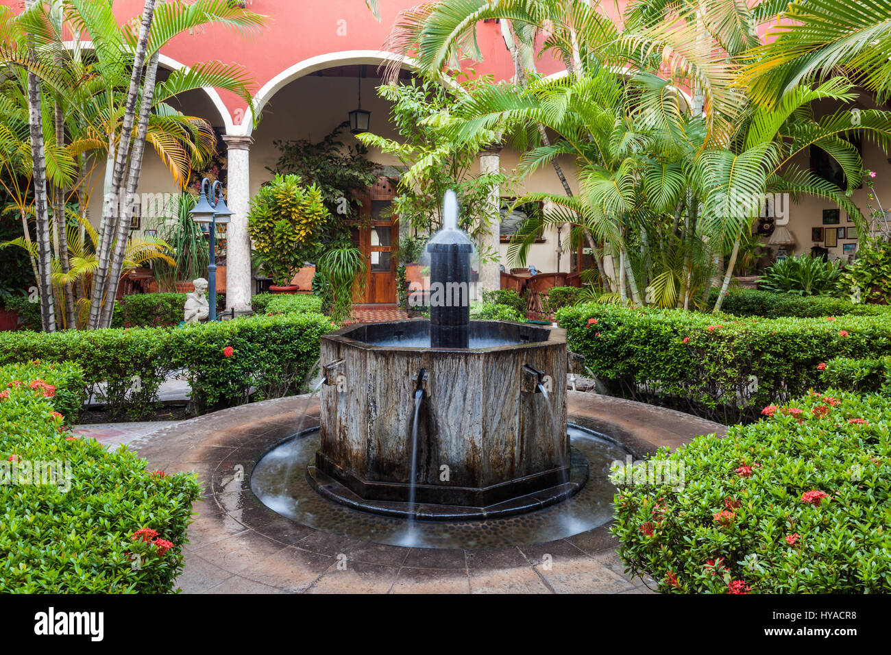 Patio y fuente de una histórica casona en San Blas, México. Foto de stock