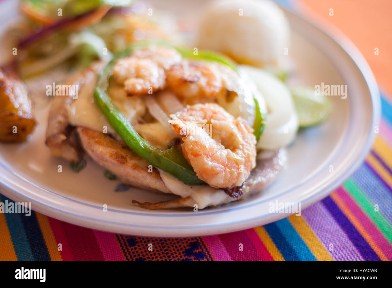 Camarones cubre un plato de filete de pescado en San Blas, Nayarit, México. Foto de stock