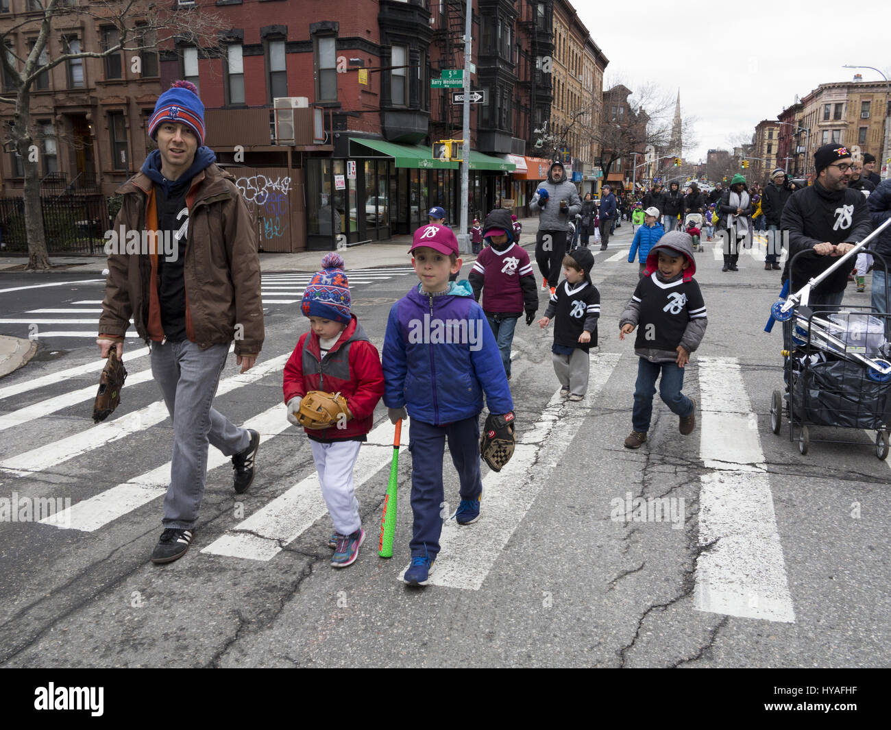 Los jugadores de Little League parade en Prospect Park el sábado para celebrar el comienzo de la temporada de béisbol y el parque del 150º aniversario. Foto de stock