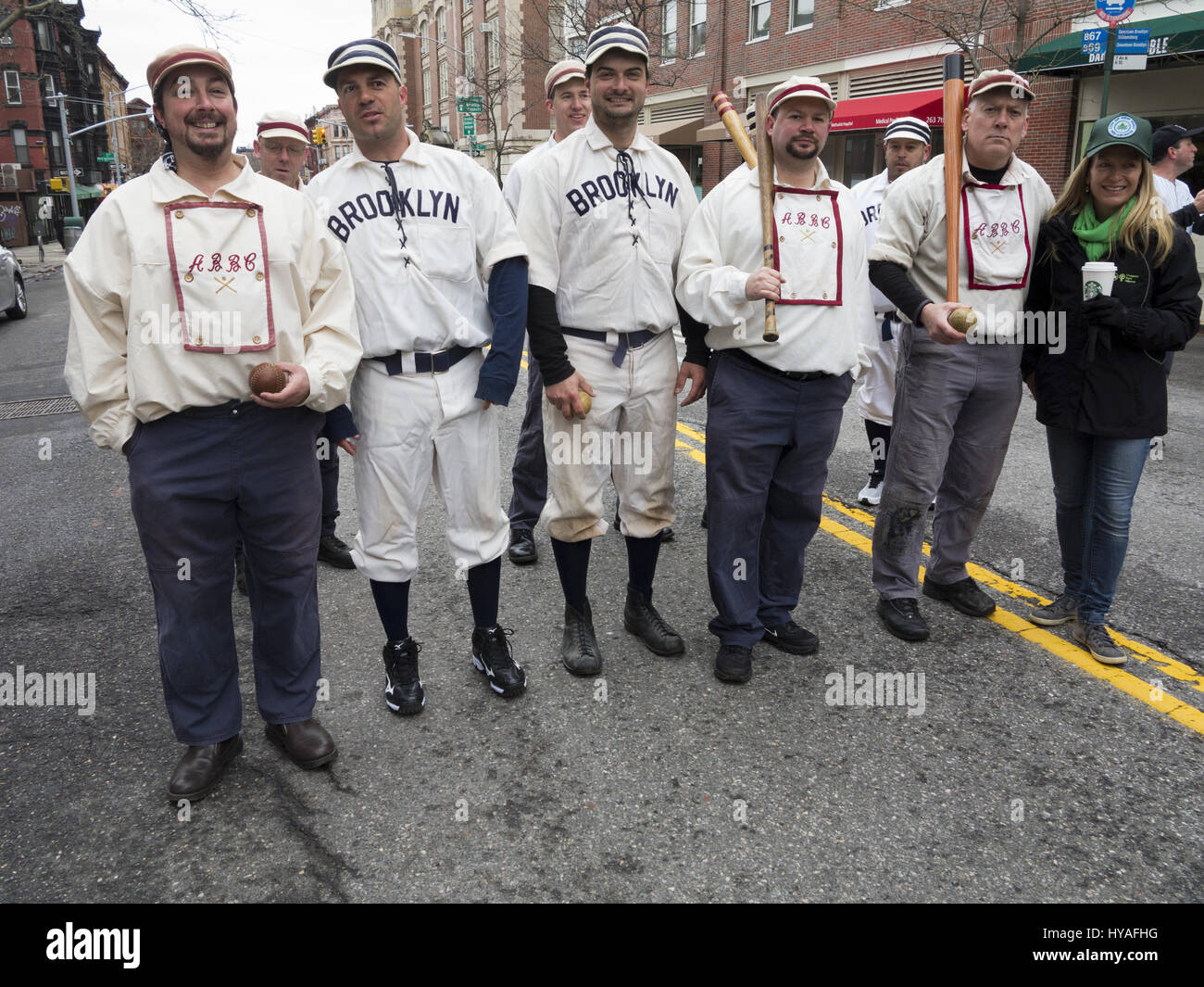 El equipo de béisbol histórico, el Brooklyn Atlantics, desfile en Prospect Park el sábado para celebrar el comienzo de la temporada de béisbol y el parque de 150 anni Foto de stock