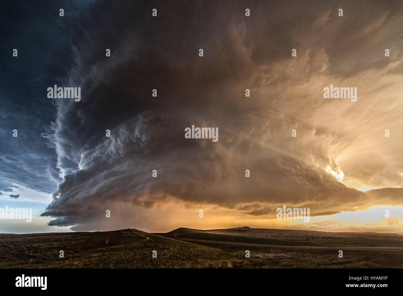 OKLAHOMA, ESTADOS UNIDOS: satisfacer la hembra elementary que fue inspirada por la película de Hollywood "Twister" y arriesga su vida para traerles estas fotos extraordinarias de supercell tormentas y tornados. Las imágenes muestran cómo los 31 años de Valentina Abinanti Galliate, Italia batallas vientos de más de 100 millas por hora, a lo largo de su larga carrera stormchasing decenio, que ha visto su encuentro de 70 Tornados y cuatrocientos tormentas. El 31 de mayo de 2013, Valentina sobrevivió un tornado mortal, el Reno, el mayor registrado en la historia, que mató a tres colegas stormchasers y es recordado por la comunidad Foto de stock