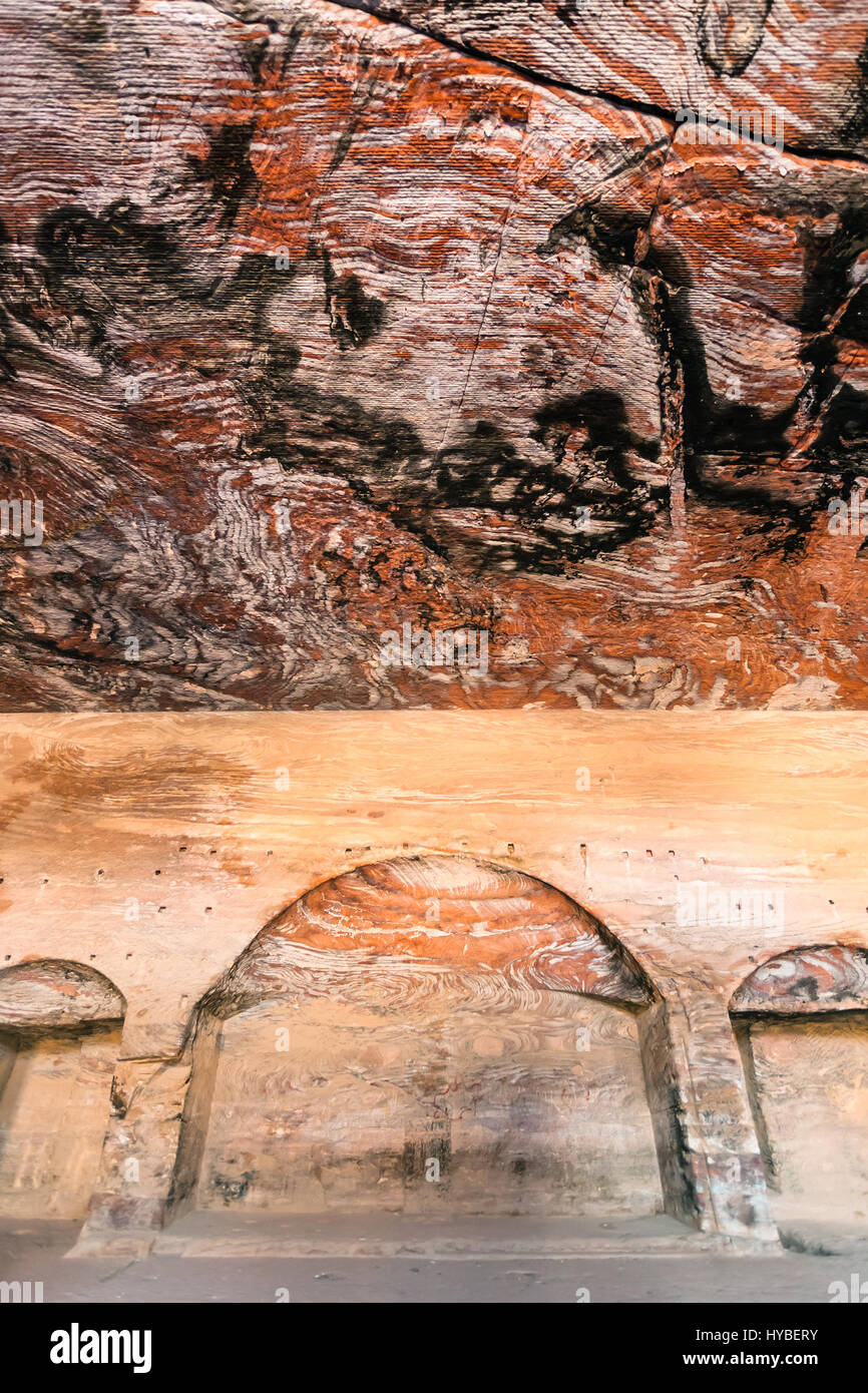 PETRA (Jordania) - Febrero 21, 2012: interior de Royal Urn tumba en la antigua ciudad de Petra. Roca-cortan la ciudad de Petra fue establecido alrededor de 312 A.C. como la capital c Foto de stock