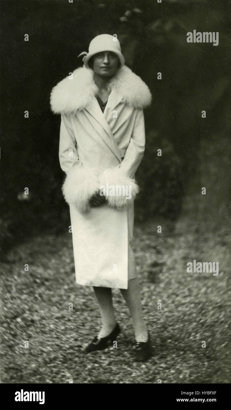 Retrato de cuerpo entero de una mujer con sombrero y cuello de piel, Italia Foto de stock