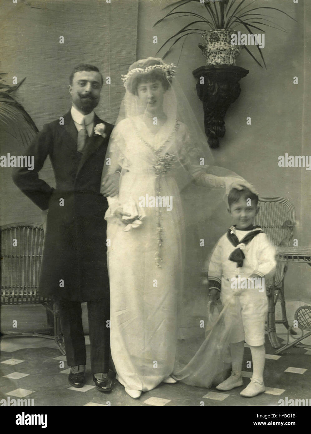 Sólo una pareja casada con un niño en un traje de marinero, Italia Foto de stock