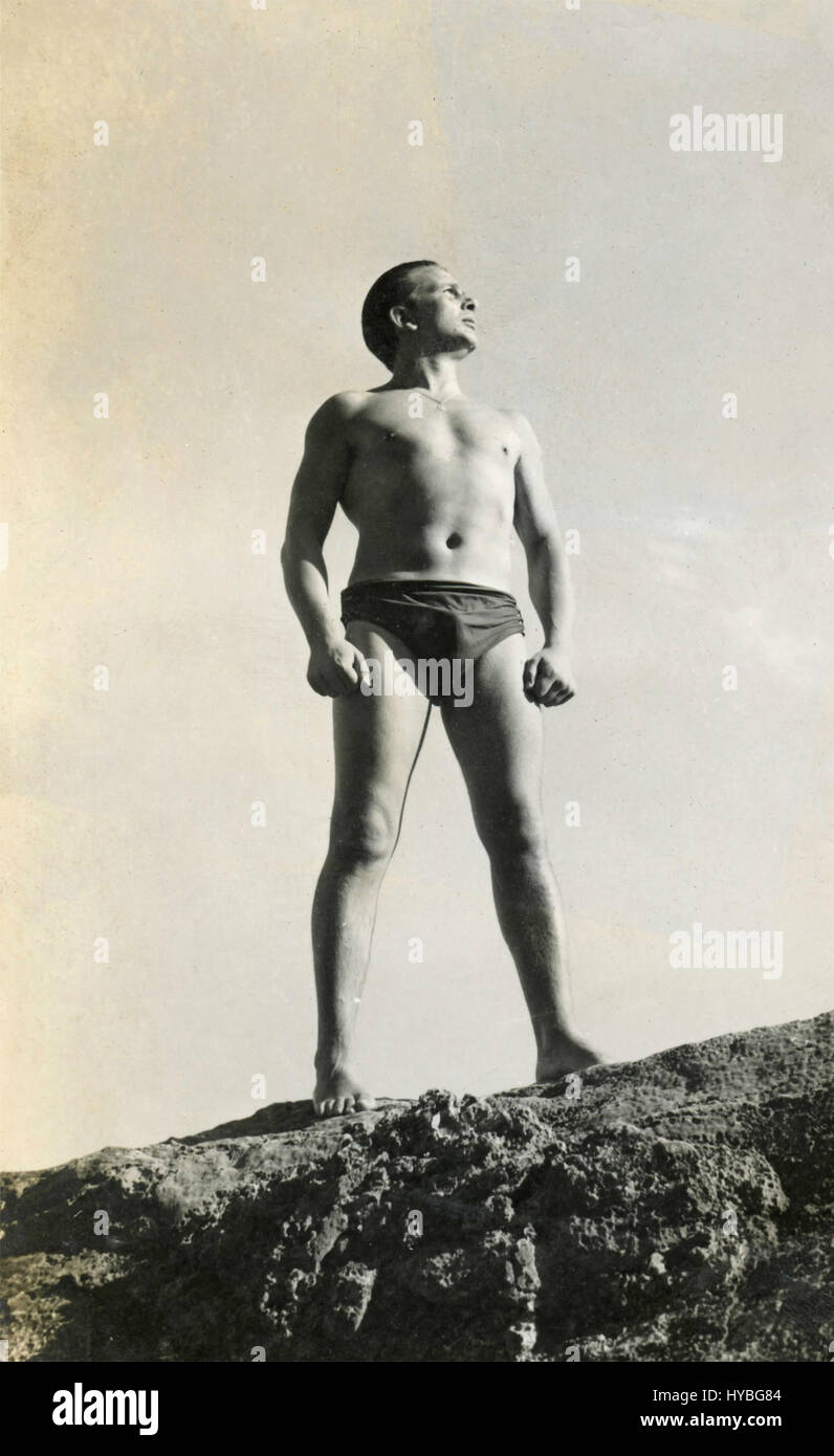 Retrato de cuerpo entero de un muchacho en bañador, Capri, Italia 1955 Foto de stock