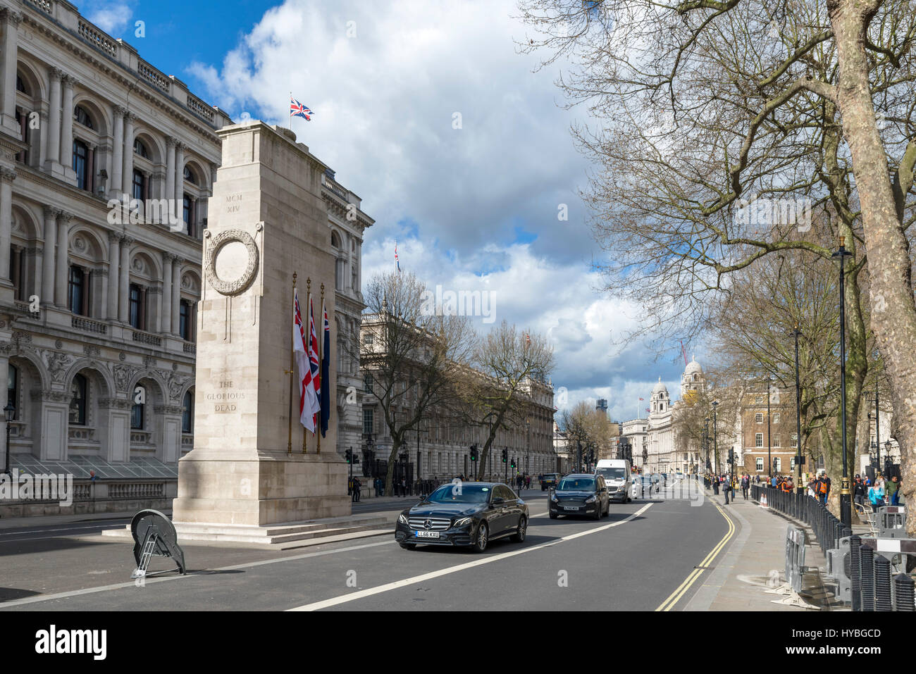 Whitehall con el cenotafio a la izquierda, en Westminster, Londres, Inglaterra, Reino Unido. Foto de stock