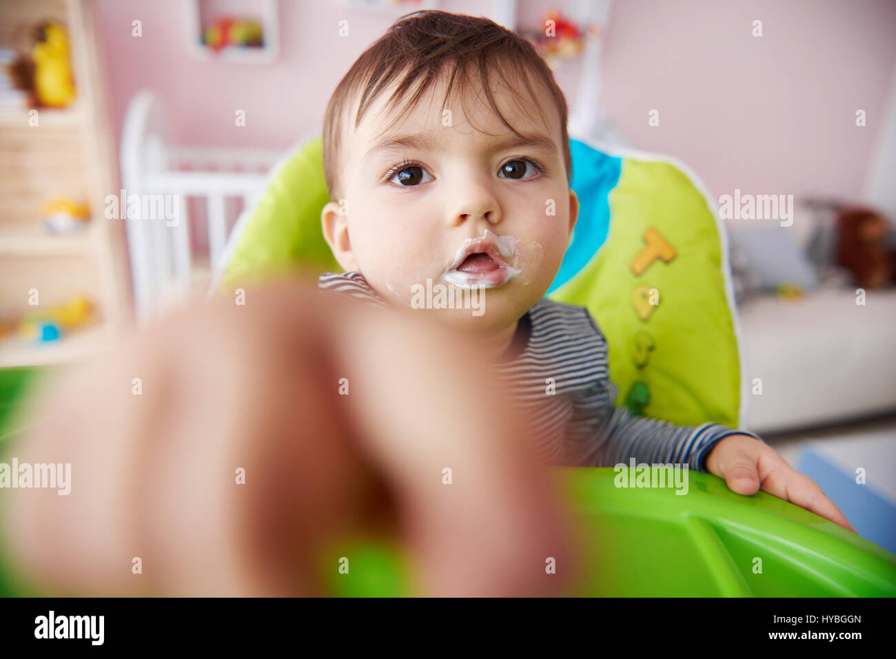 Niño siendo alimentados con yogur Foto de stock