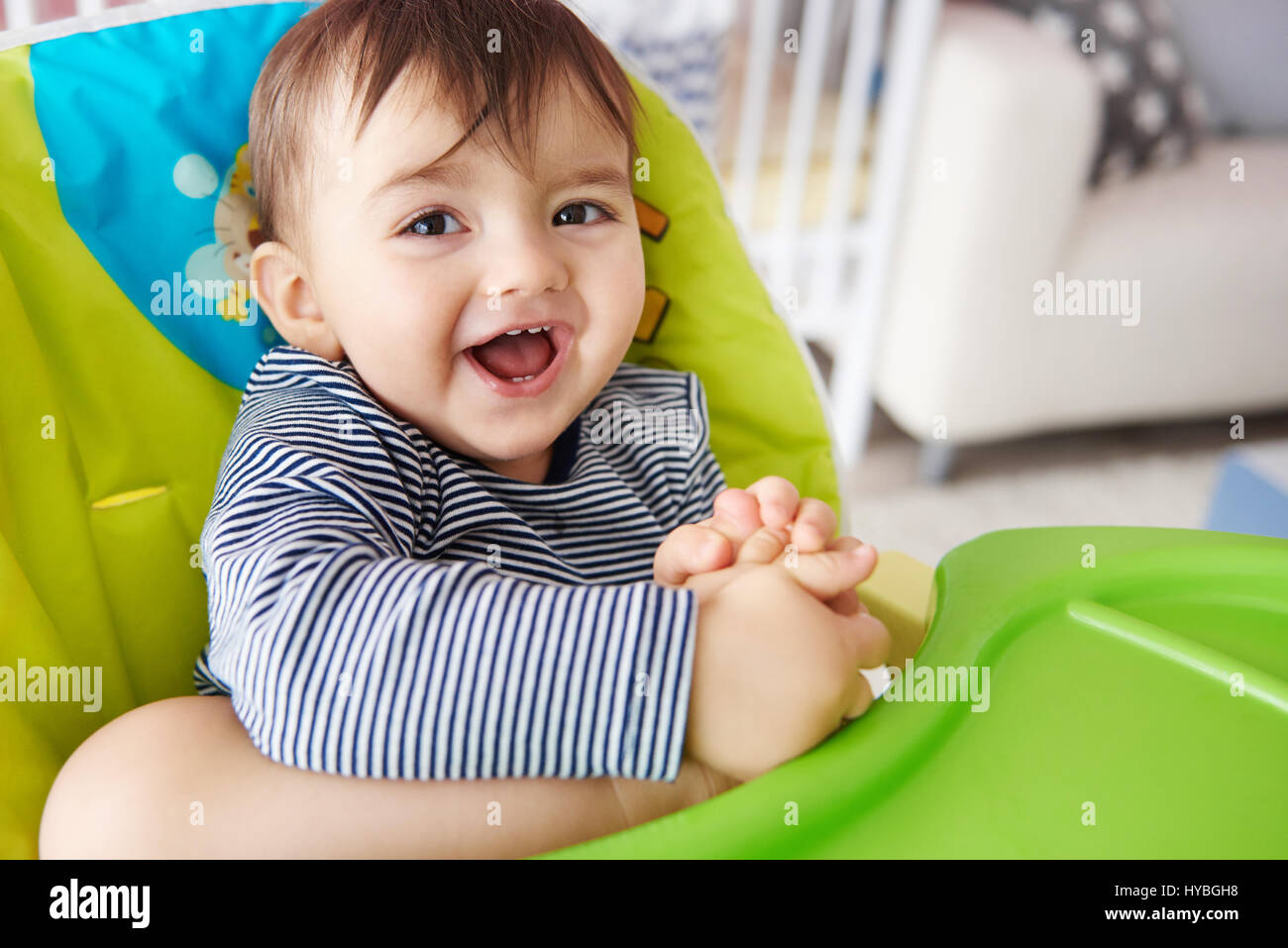 Feliz bebé está listo para comer Foto de stock