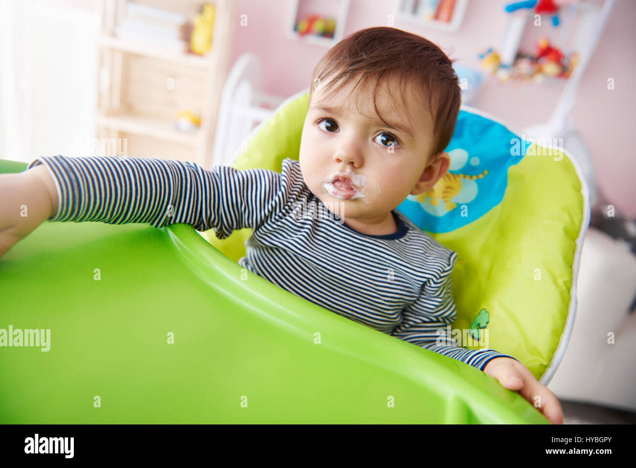 Cerca de cute Baby Boy tras una comida Foto de stock