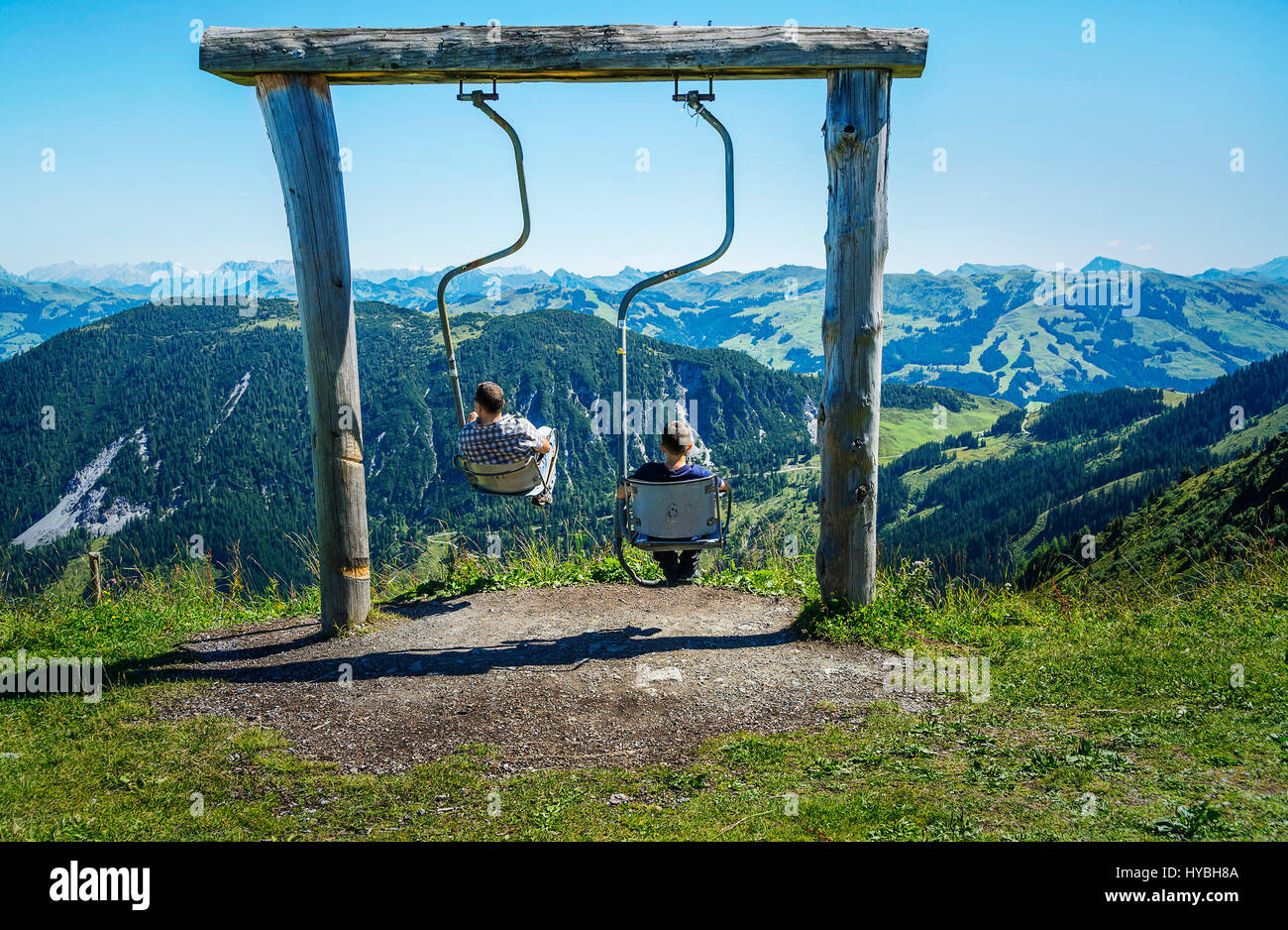 Hombre y niño en el columpio en el parque natural de los Alpes, Austria  Fotografía de stock - Alamy