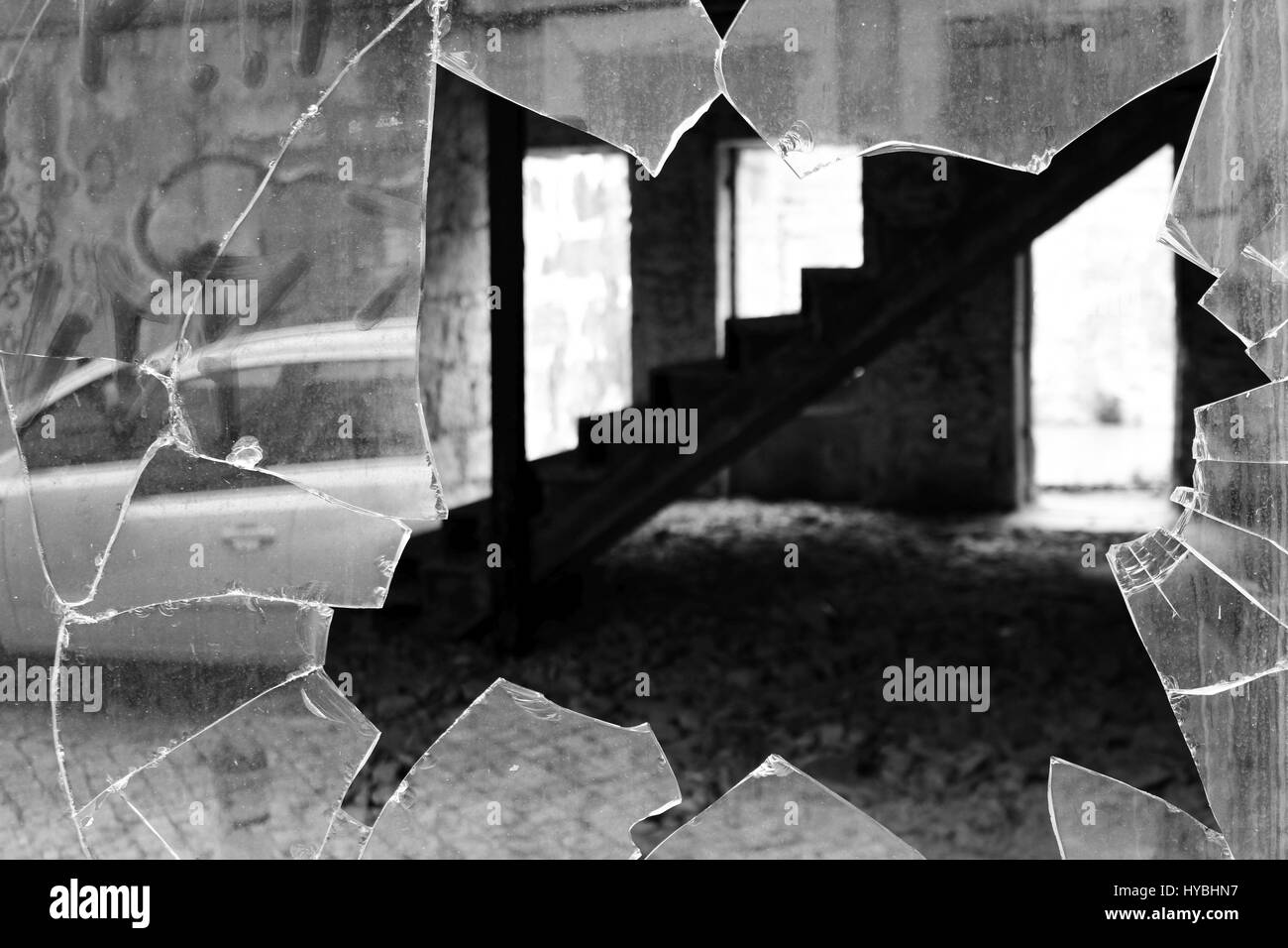 Rodada en blanco y negro de un cristal roto de una casa abandonada en el centro de Matosinhos, Porto, Portugal. Foto de stock