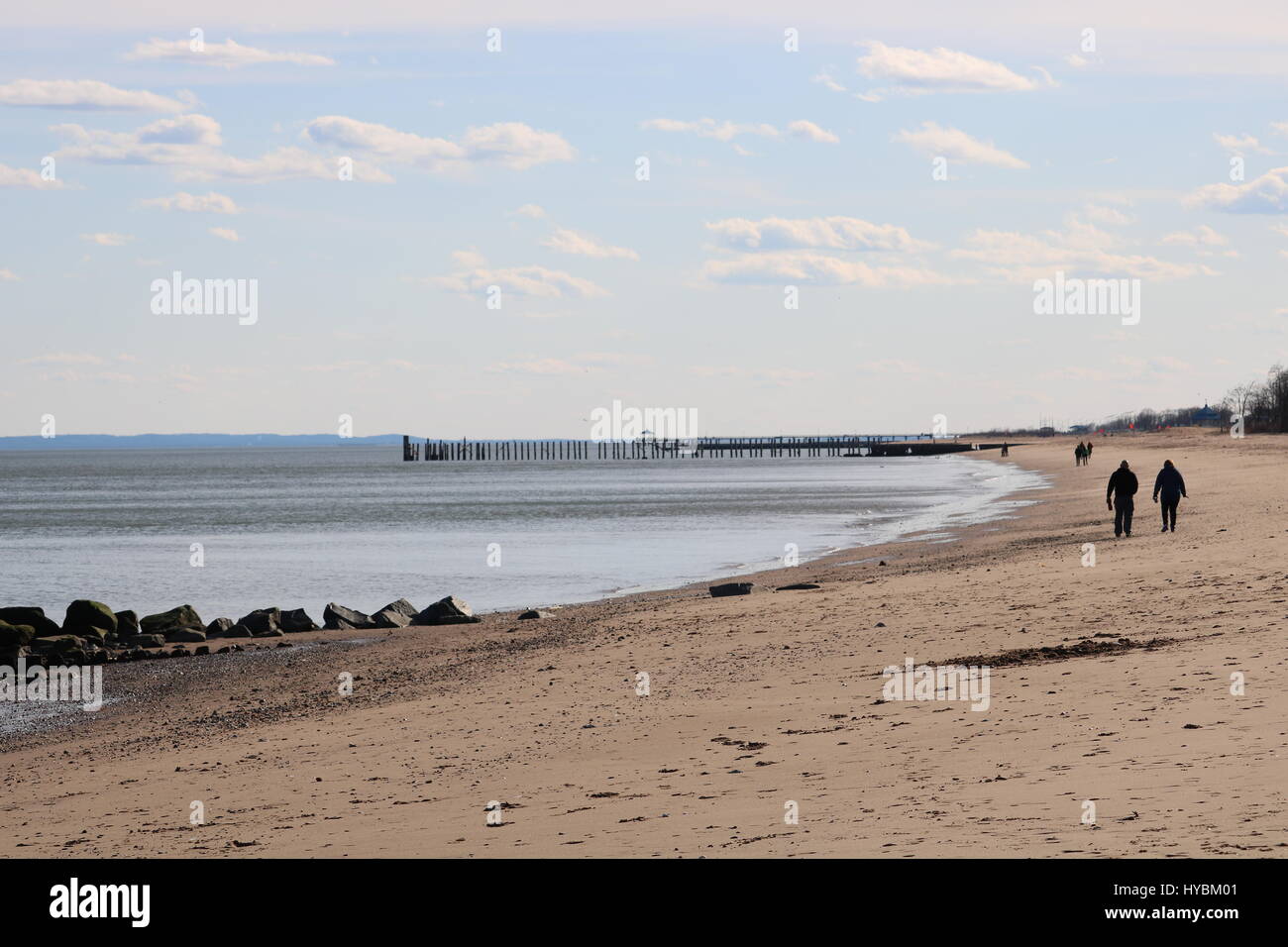 Un agradable paseo al atardecer en la playa Foto de stock