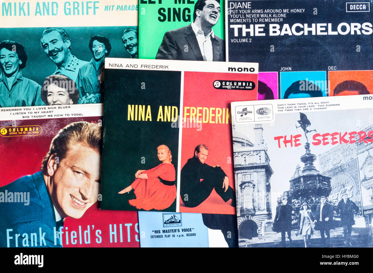 Una selección de comienzos del decenio de 1960 singles de vinilo. Foto de stock