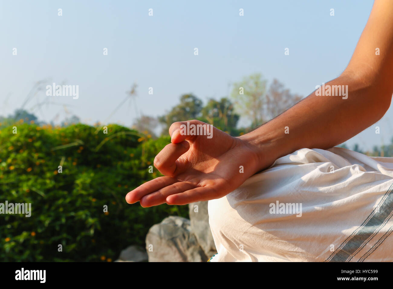 Un indio de mano en la posición de meditación o Jnana Mudra Foto de stock