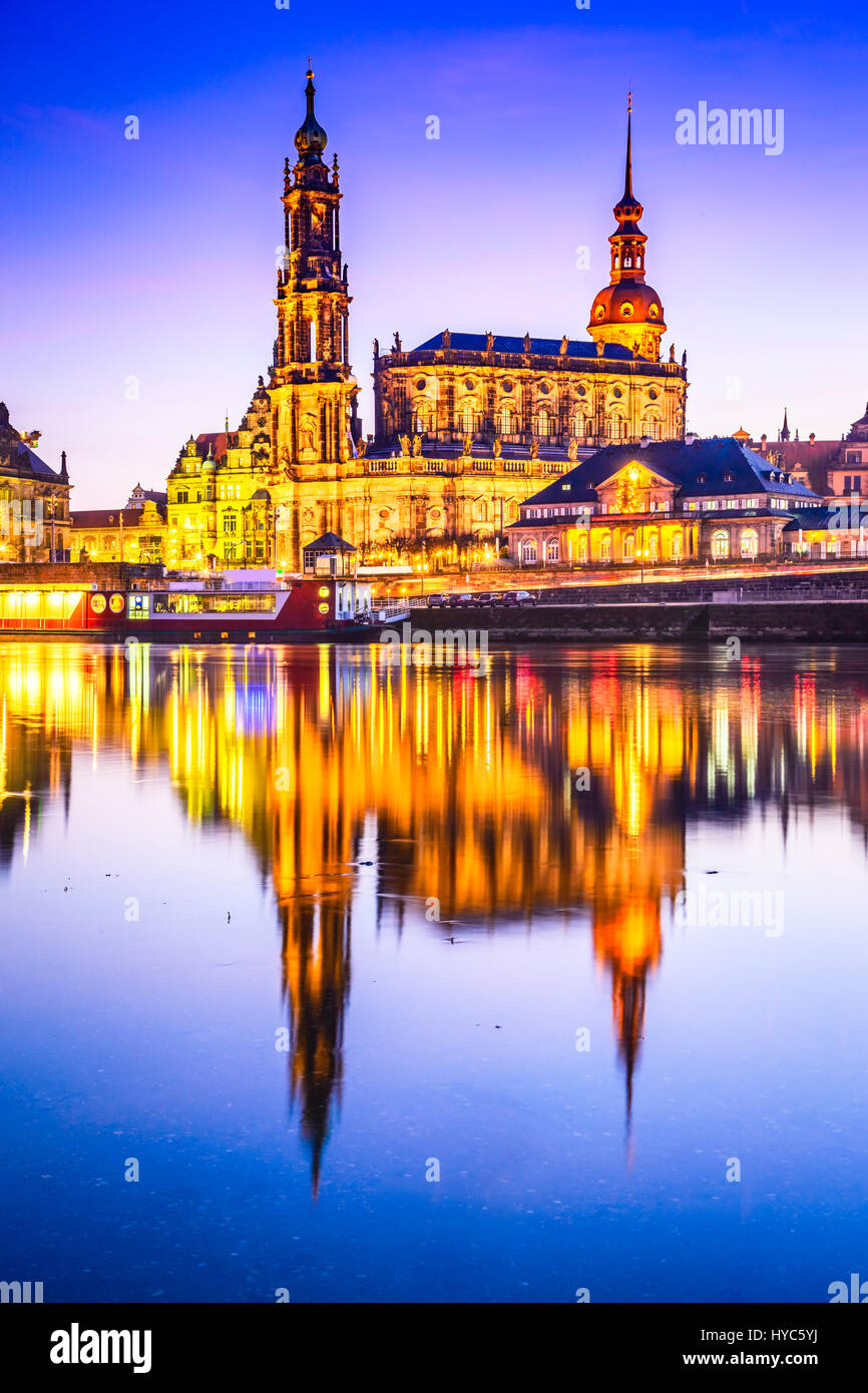 Dresden, Alemania. Catedral de la santa trinidad o hofkirche, Bruehl's Terrace. penumbra del atardecer sobre el río Elba, en el Estado federado de Sajonia. Foto de stock