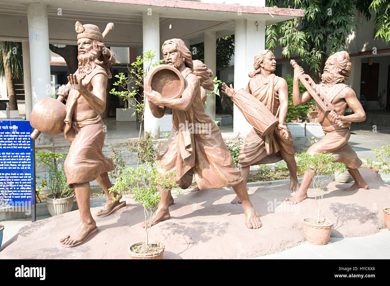 Escultura de kabir y Sant cantando, Varanasi, Uttar Pradesh, India, Asia Foto de stock
