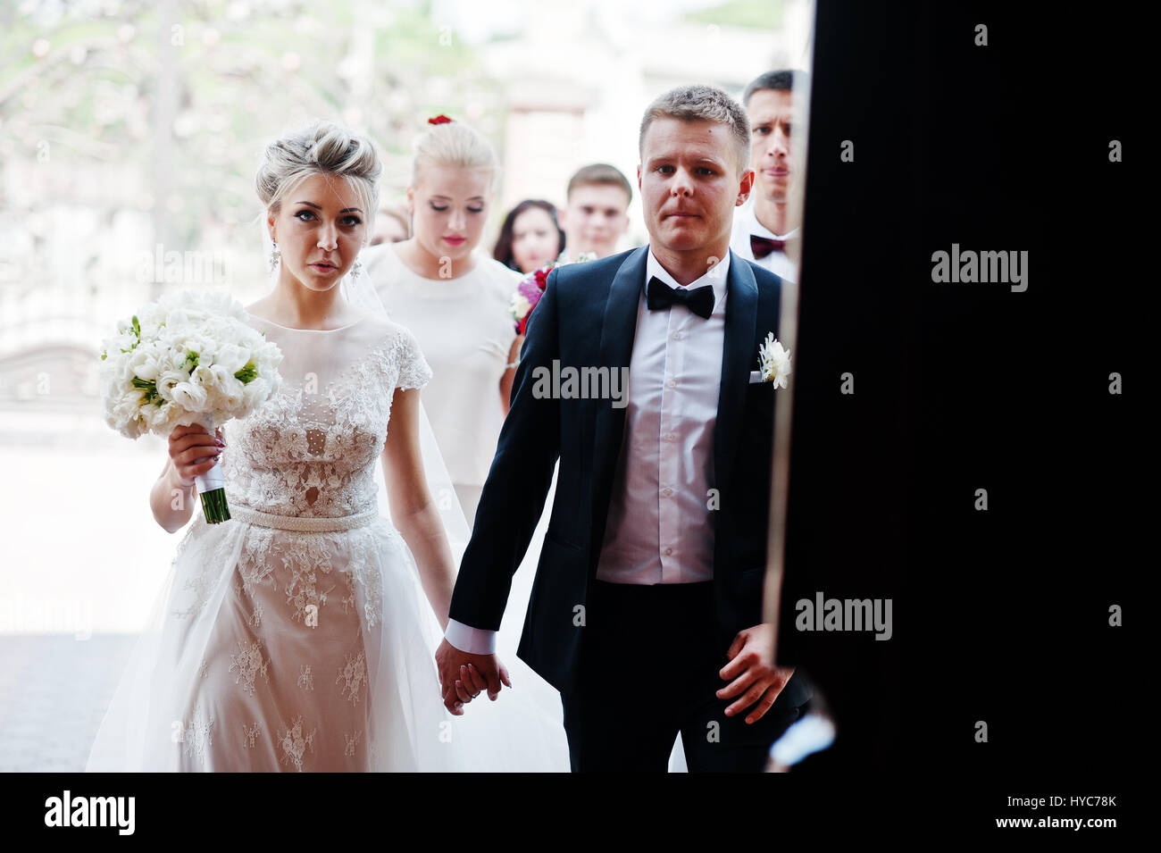 Elegante pareja de novios con damas de honor y mejores mans en la