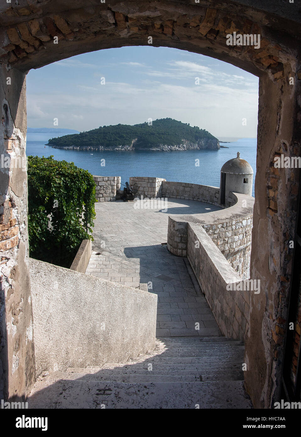Vista de la isla de Lokrum, murallas, Dubrovnik, Croacia Foto de stock
