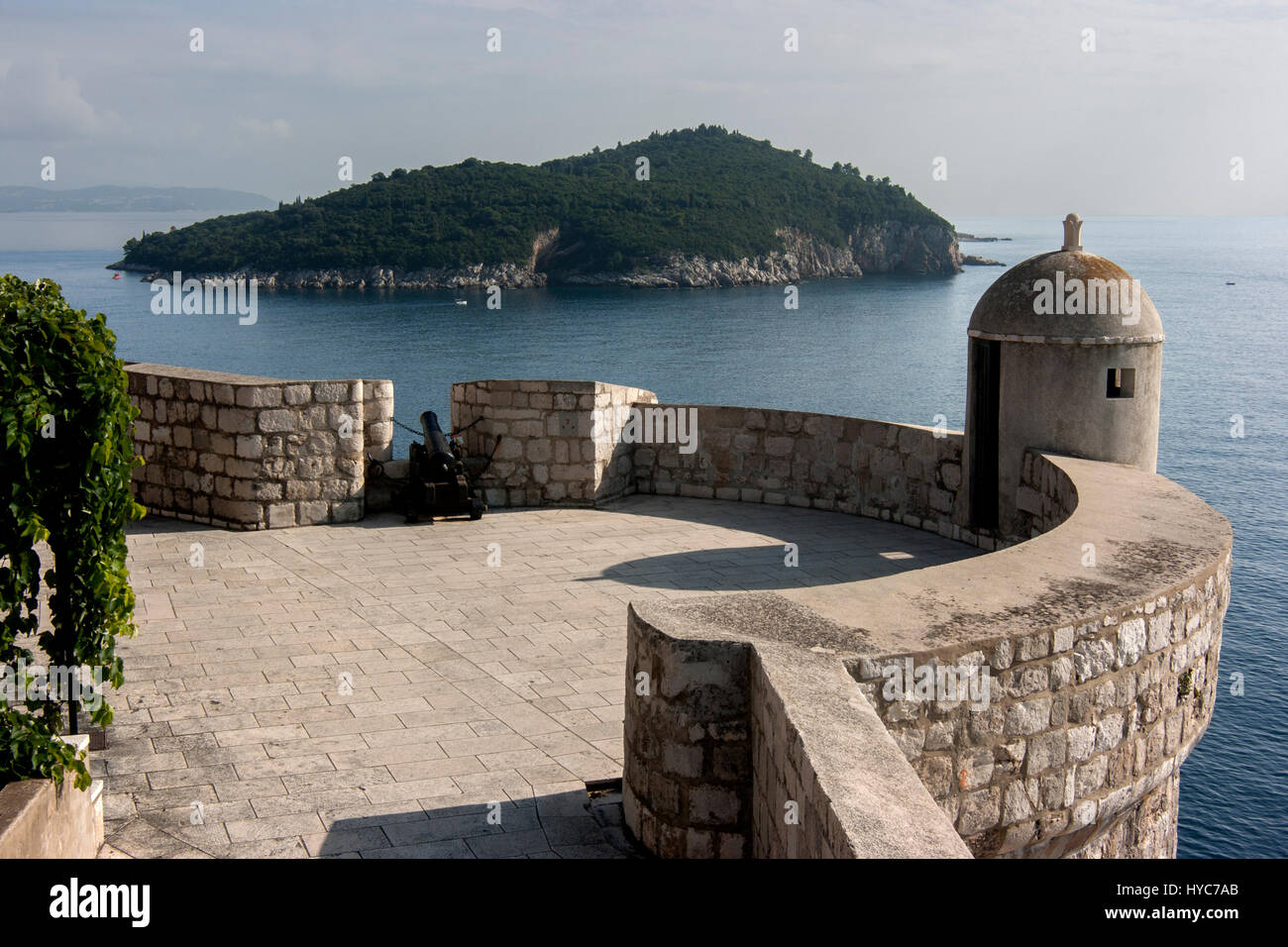 Vista de la isla de Lokrum, murallas, Dubrovnik, Croacia Foto de stock
