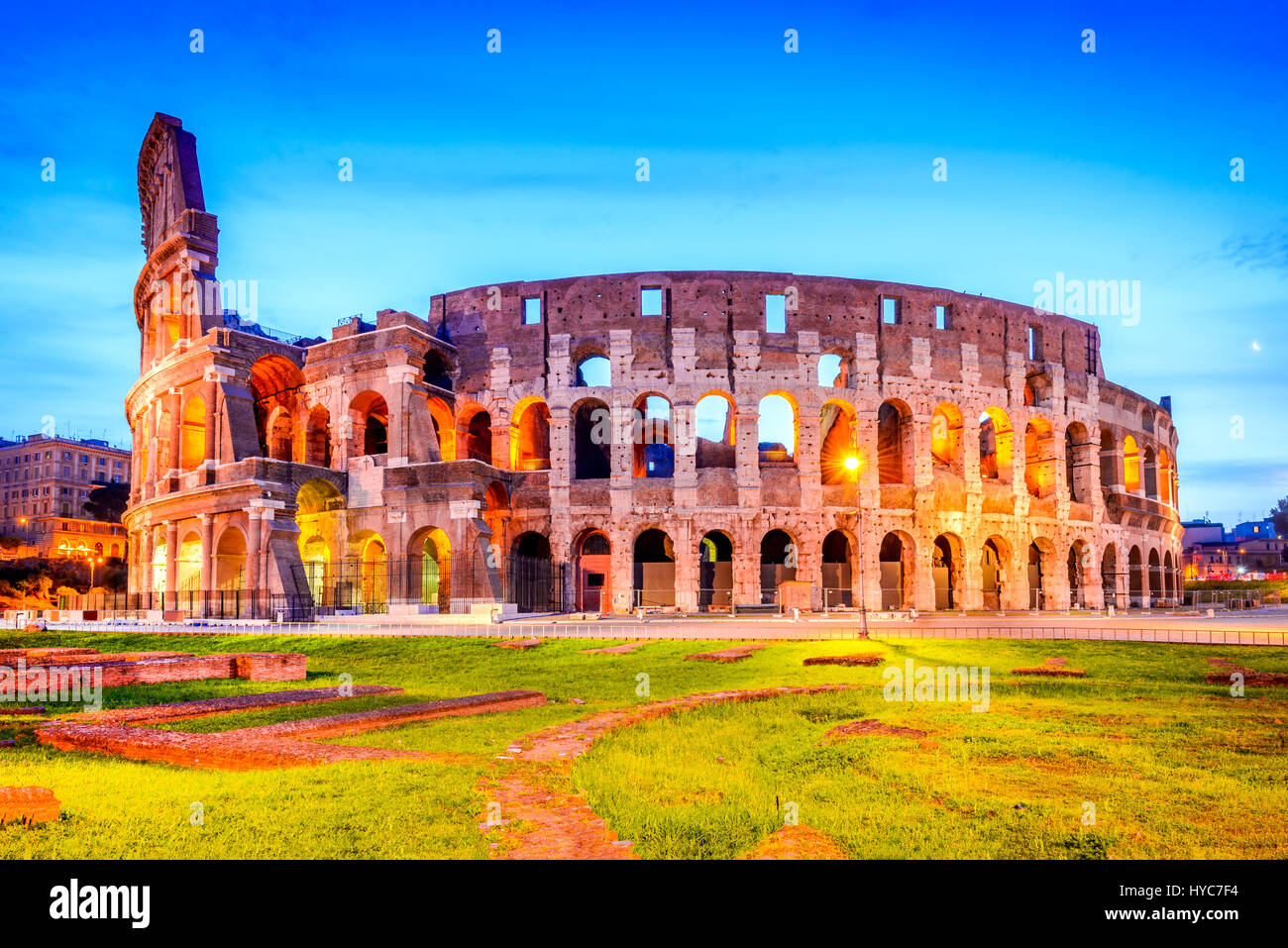 Roma, Italia. El Coliseo, el Coliseo o Anfiteatro Flavio, Coloseo más grande jamás construido símbolo de la antigua ciudad de Roma en el Imperio Romano. Foto de stock