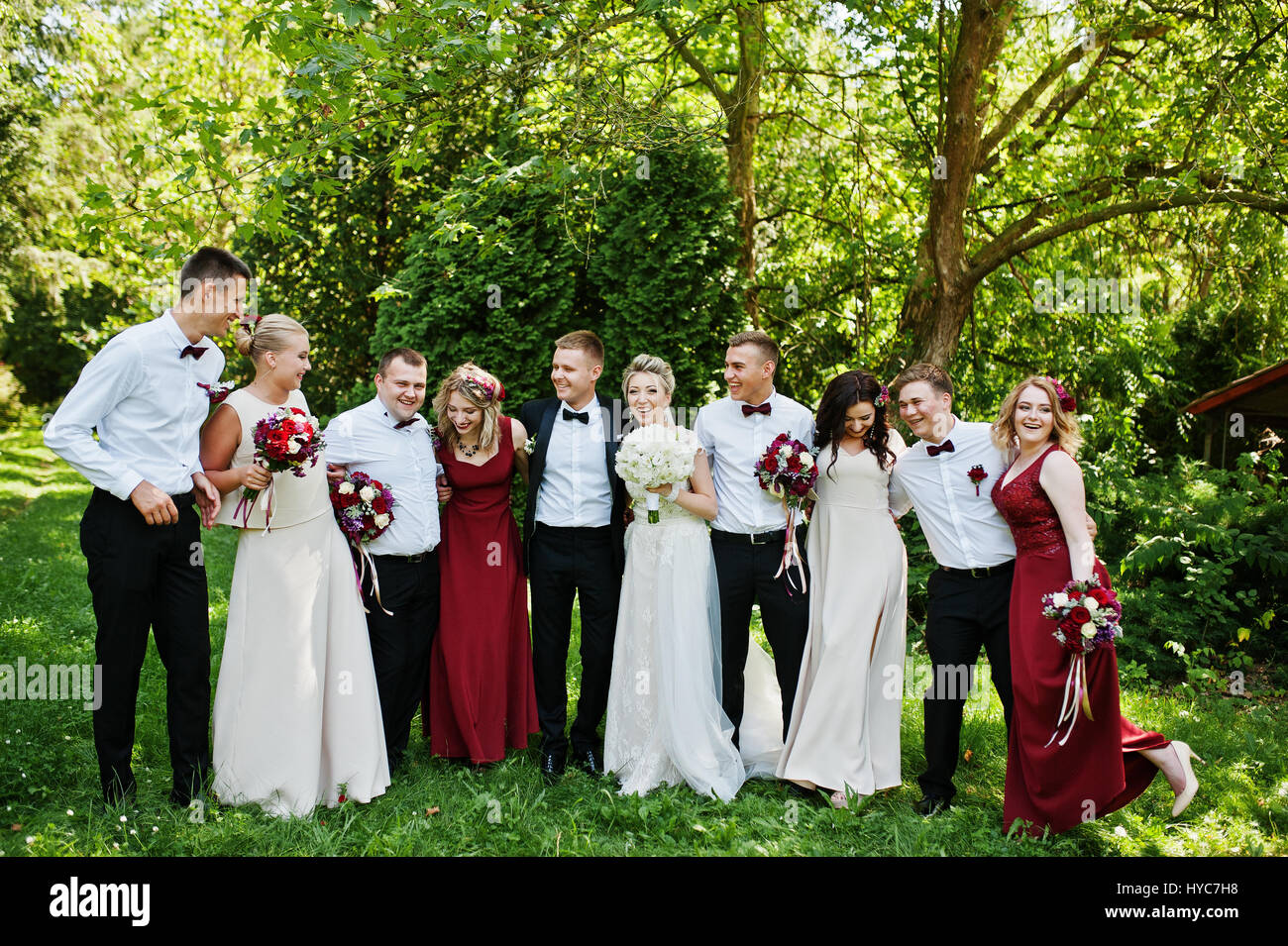La elegancia pareja de novios con damas de honor y mejores mans  divirtiéndose. Multitud de amigos en la boda. Diez personas Fotografía de  stock - Alamy