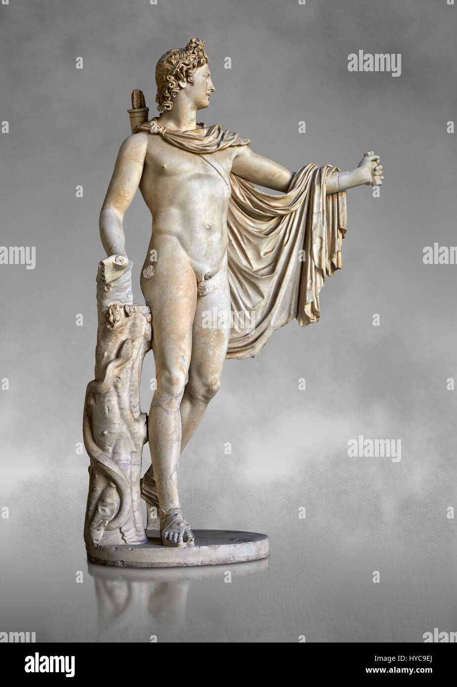 2 º siglo DC estatua romana de Apolo, conocido como el Belvederre Apollo.  La estatua de Apolo tenía originalmente un arco en su mano izquierda y  Apollo es depiceted Fotografía de stock -