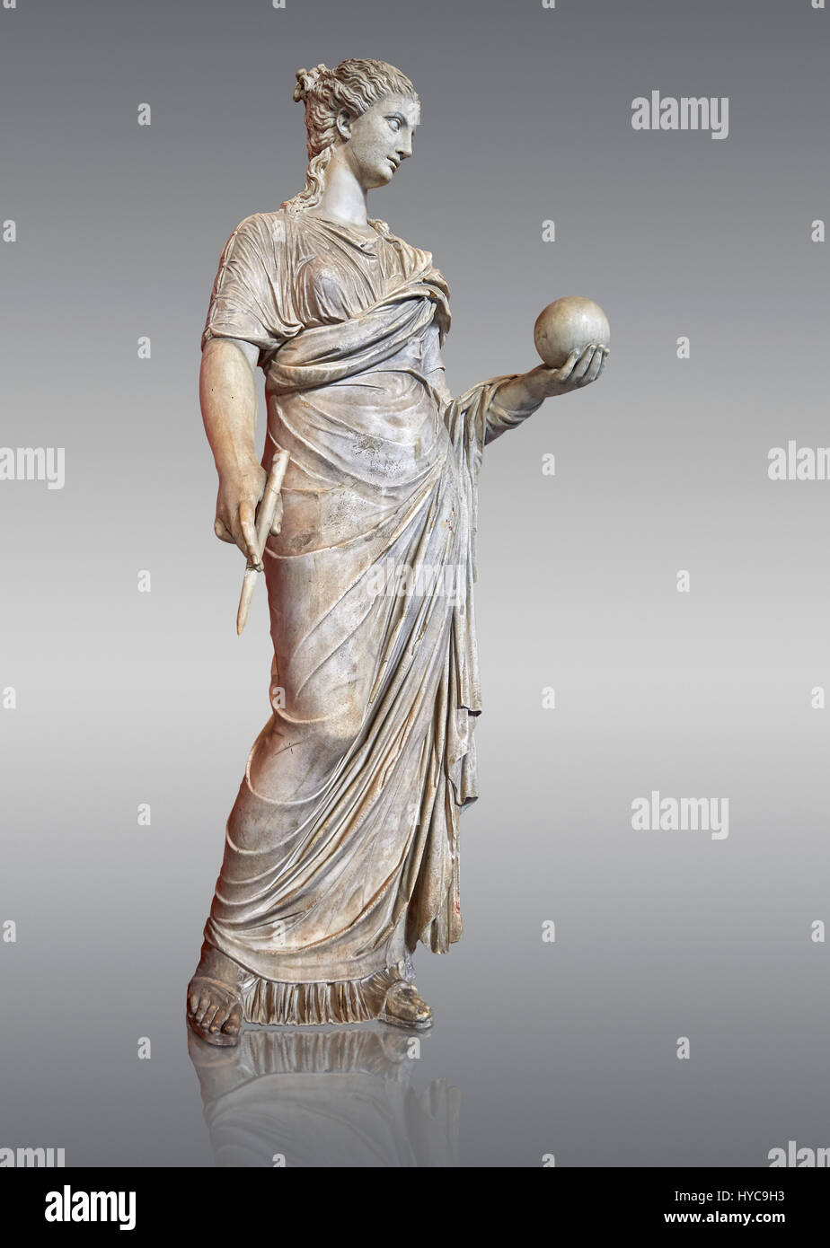 Segundo siglo DC estatua romana de Urania, la musa de la celebración atronomy sosteniendo un