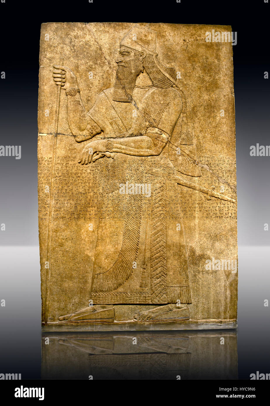 Panel de socorro de la escultura asiria del Rey Ashurnaspiral II con su espada y un personal. El panel es posiblemente de sus apartamentos privados. De Nimrud Foto de stock