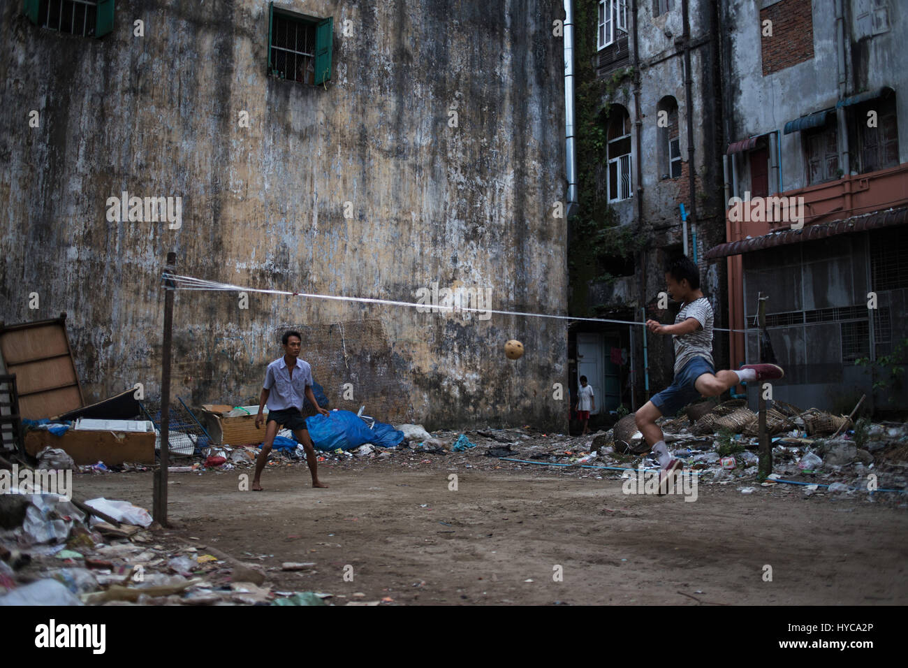 Muchachos jugando al fútbol, Yangon, Myanmar, Birmania Foto de stock