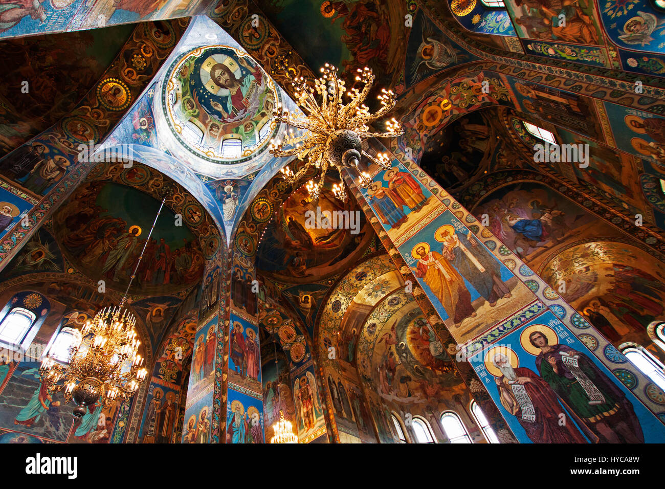 El techo de la Iglesia del Salvador sobre la sangre derramada, en San Petersburgo, Rusia Foto de stock