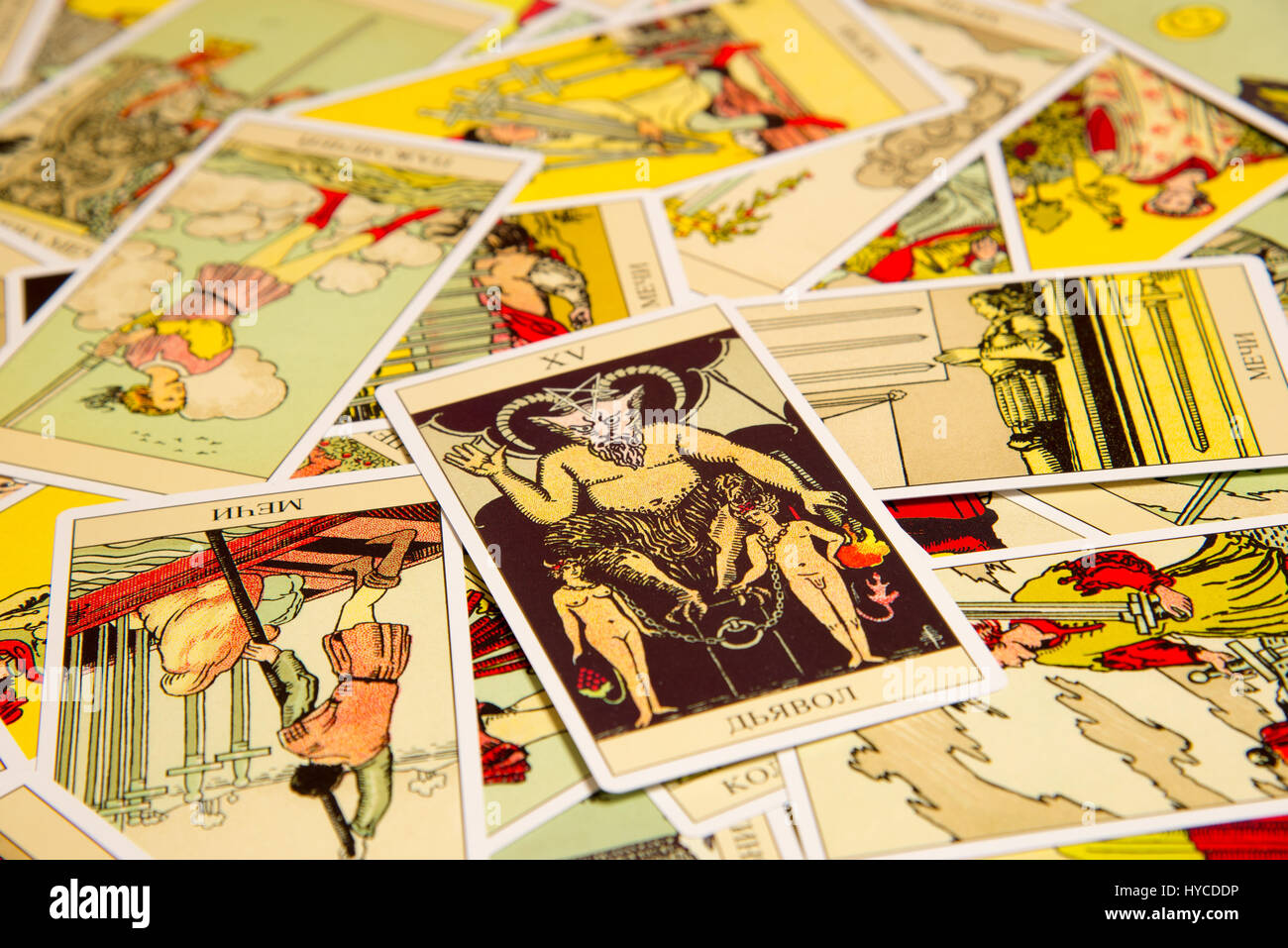 Moscú, Rusia - Diciembre 4, 2016: carta del Tarot Diablo con otras  tarjetas. Tarot Rider-Waite deck. Antecedentes esotéricos Fotografía de  stock - Alamy
