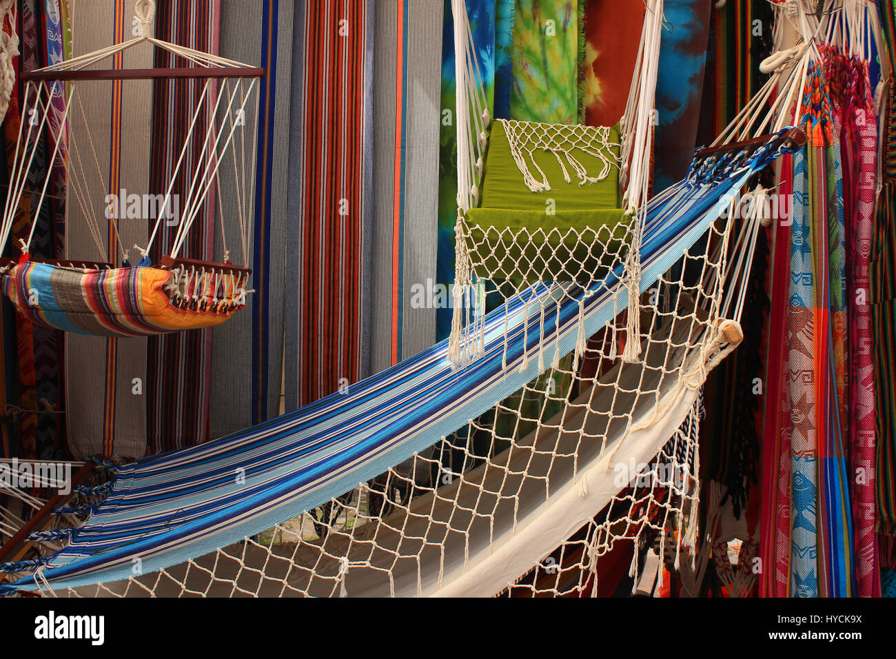 Las Hamacas hechas a mano para la venta en el mercado de artesanías al aire  libre en la ciudad de Otavalo, Ecuador Fotografía de stock - Alamy