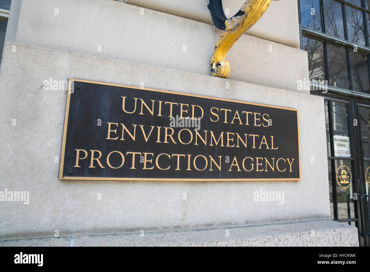 Un logotipo firmar fuera de la sede de la Agencia de Protección Ambiental de Estados Unidos (EPA) en el centro de Washington, D.C., el 2 de abril de 2017. Foto de stock