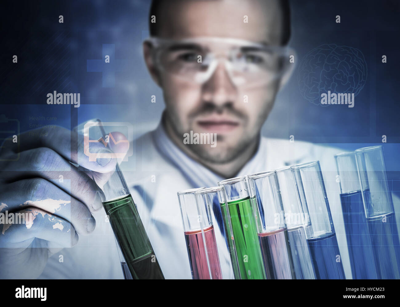 Retrato de macho concentrado científico que trabaja con reactivos de ...