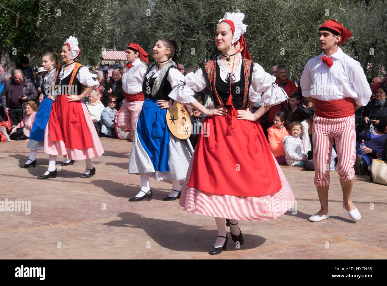 Bailarines de danza folklórica de Niza, Francia, realizando una danza  tradicional de la región Alpes-Maritime en trajes auténticos de la zona  Fotografía de stock - Alamy