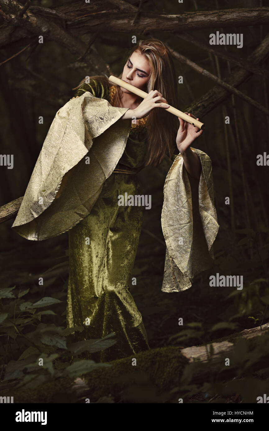 La princesa del bosque tocando la flauta . Romance y fantasía Fotografía de stock Alamy