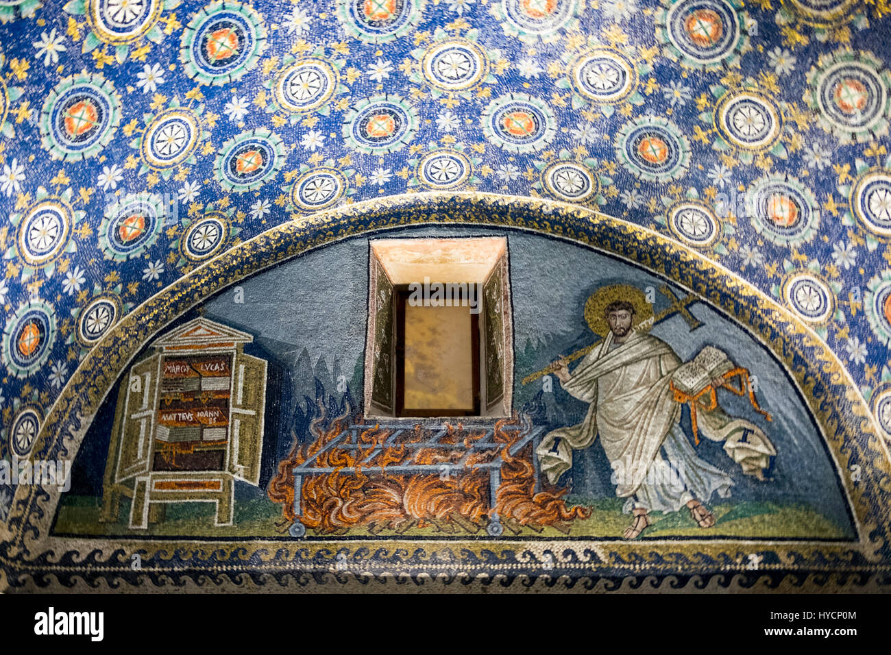 Detalle de un mosaico en el Mausoleo de Galla Placida en Ravenna, Italia, representando el martirio de San Lorenzo Foto de stock