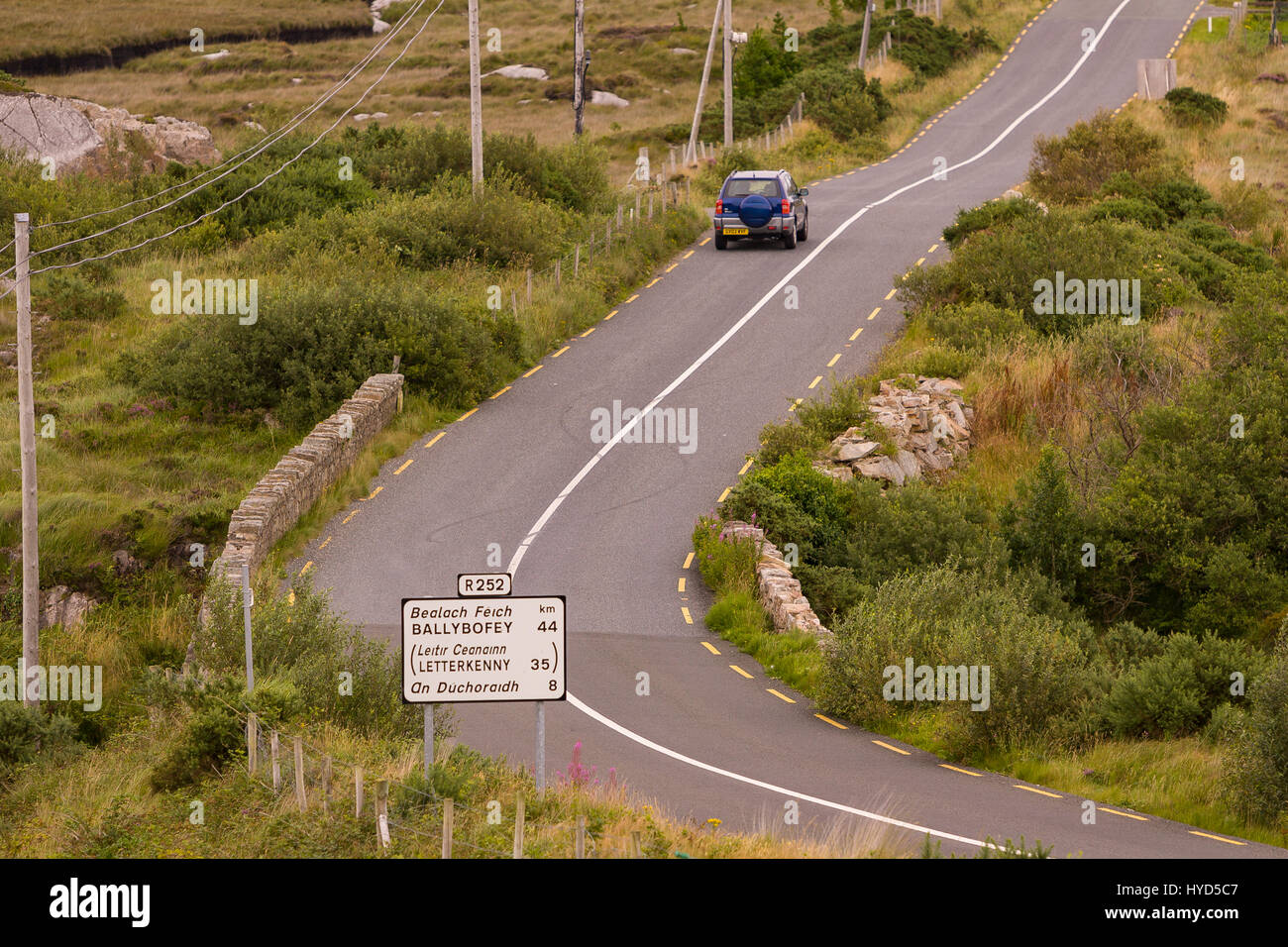 DONEGAL, Irlanda -país por carretera y el paisaje rural. Foto de stock