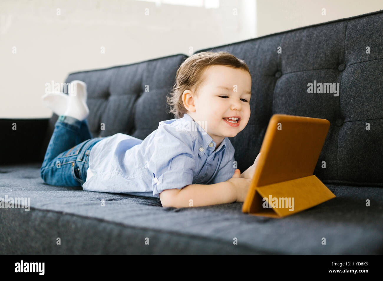 Niño pequeño (4-5) usando la tableta Foto de stock