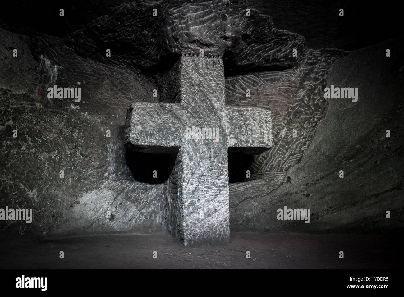 Cruz cristiana gris escultura en la catedral de sal de Zipaquirá, Colombia Foto de stock