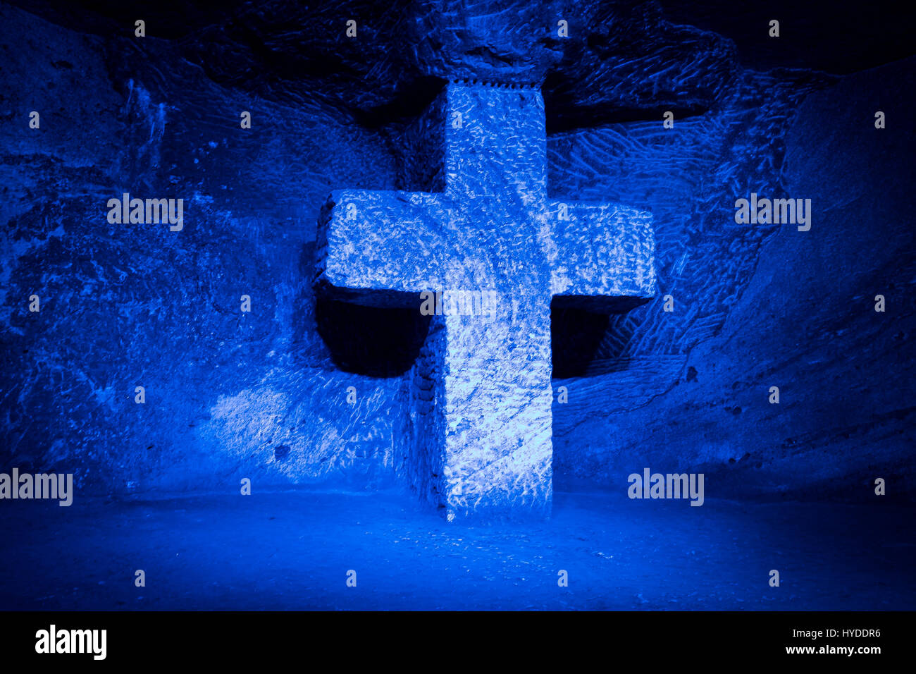 Cruz cristiana azul escultura en la catedral de sal de Zipaquirá, Colombia Foto de stock