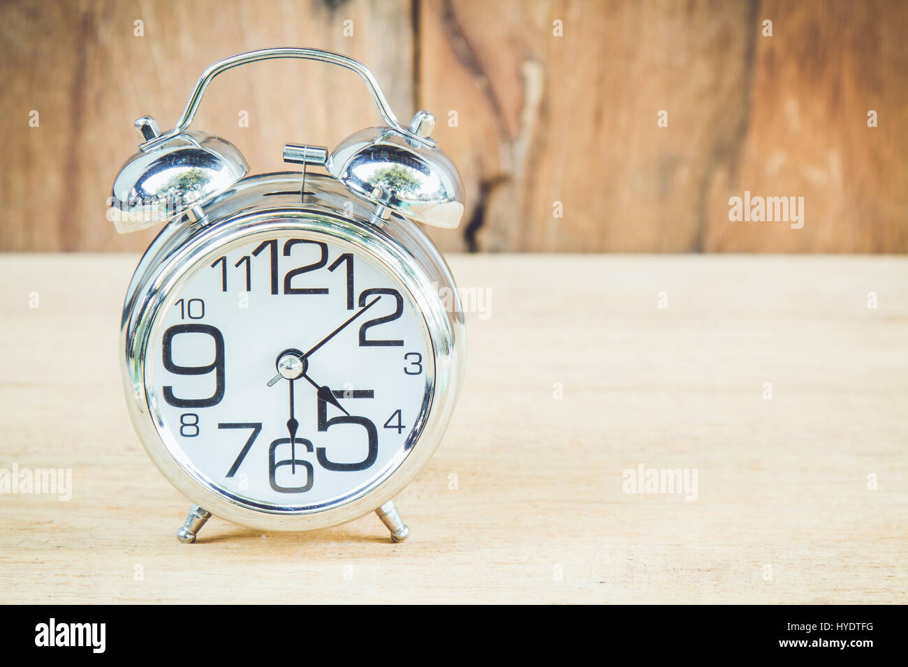 Mostrar reloj 4 am o pm y 30 minuto en fondo de madera con espacio de copia  Fotografía de stock - Alamy