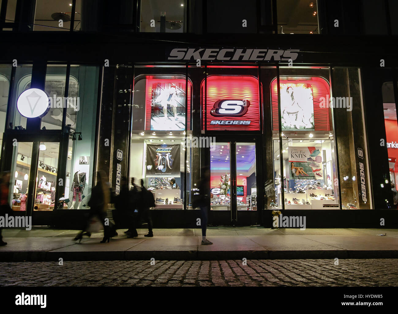 La gente camina por la ventana frontal de una tienda de zapatos Skechers  Fotografía de stock - Alamy