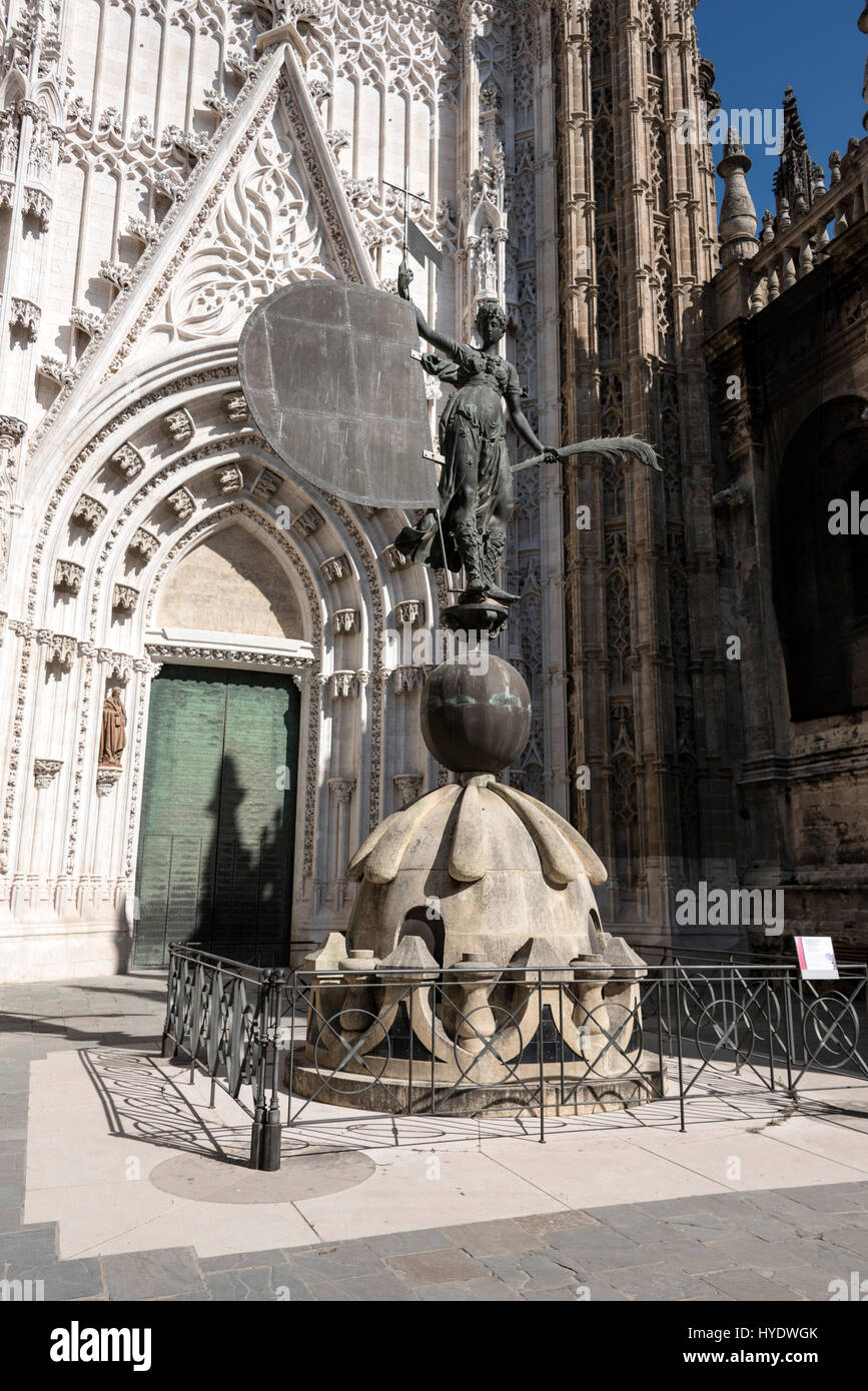 Frente a la enorme puerta de San Cristóbal, parte de la Catedral de Sevilla en SEVILLA, España, es la estatua de "El Giraldillo", una veleta y r Foto de stock